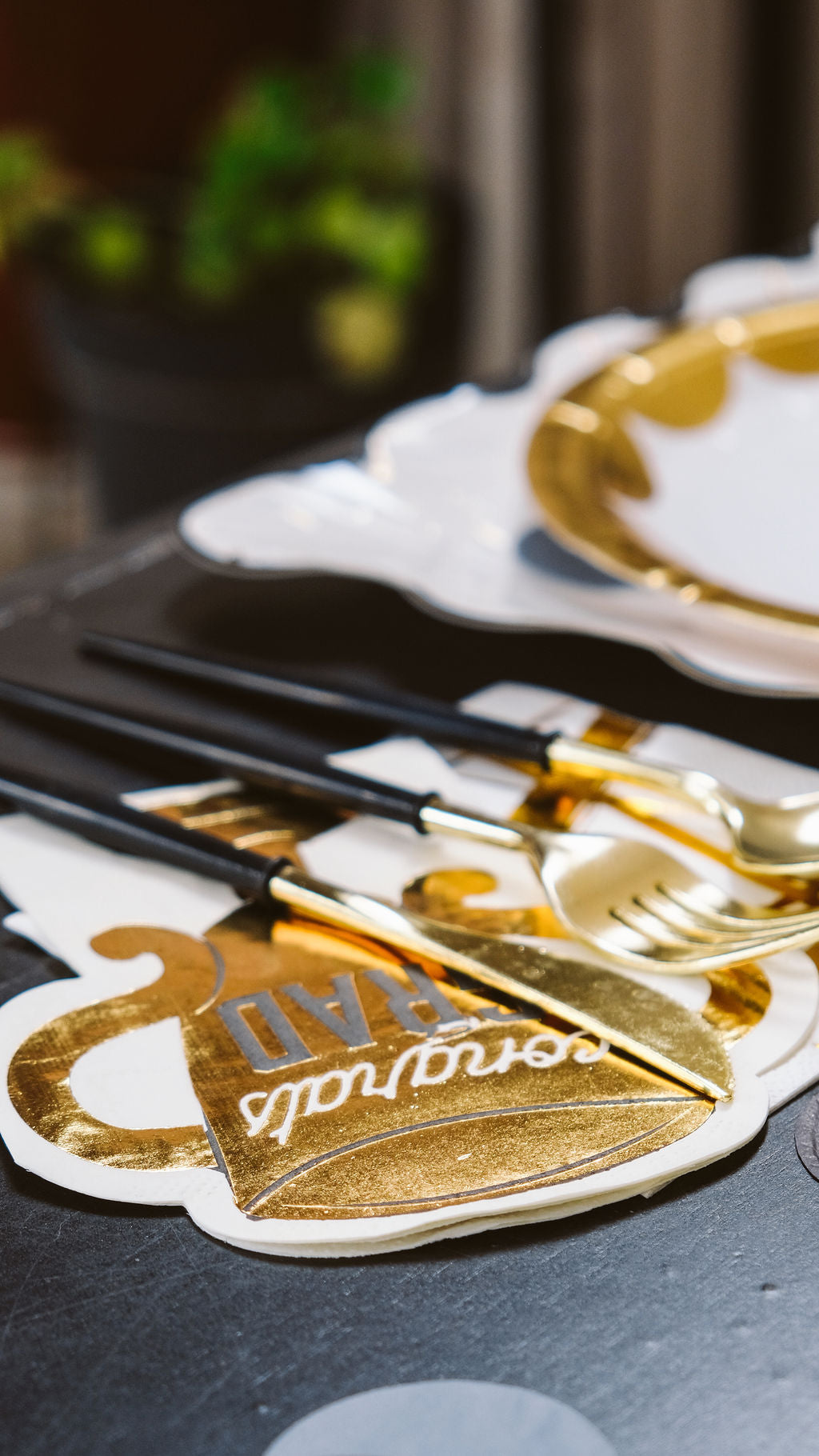 SET DE CUBIERTOS DORADO & NEGRO